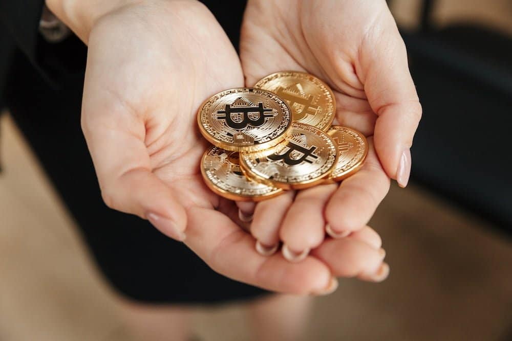 Hoe oud moet je zijn om bitcoins te kopen?